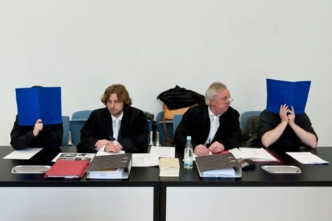 Die angeklagten Jessica D. (l.) und Udo D. verdecken in Duisburg vor Prozessbeginn ihr Gesicht mit einer Mappe. (FOTO: DAPD)