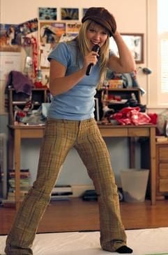 Lizzie McGuire (gespielt von Hilary Duff) erprobt in dem neuen Kinofilm "Popstar auf Umwegen" im Kinderzimmer ihre Sangeskünste (Szenenfoto). Als die amerikanische Schülerin sich auf Klassenreise in Italien aufhält, wird sie dort für die Popgröße Isabella gehalten, der sie verblüffend ähnelt. Auch Isabellas Ex-Freund, der junge Italiener Paolo, ist mehr als angetan von Lizzie und zeigt dem Teenager gern "sein" Rom. Schließlich überzeugt er das Mädchen, ganz in Isabellas Rolle zu schlüpfen und an deren Stelle bei einer Preisverleihung aufzutreten. Die 15-Jährige beginnt, das Doppelleben mit Glitzer und Glamour zu lieben. Doch bald gerät die Situation außer Kontrolle. (Foto: dpa)