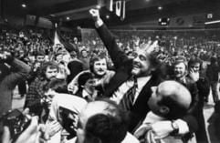 Vlado Stenzel, der jugoslawische Trainer der deutschen Handballnationalmannschaft, trägt lachend eine Krone, jubelt und wird gefeiert am 5.2.1978 in Kopenhagen. Das deutsche Team gewinnt durch ein 20:19 im Finale gegen die UdSSR den Weltmeistertitel. (Foto: dpa)
