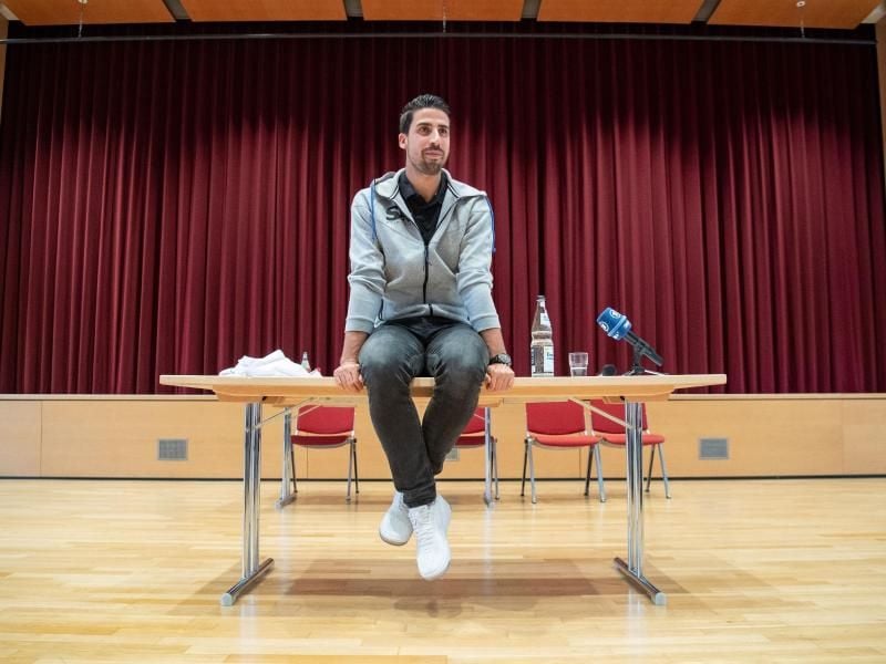 Sami Khedira bei einem Treffen mit Schülerinnen und Schülern. Foto: Marijan Murat