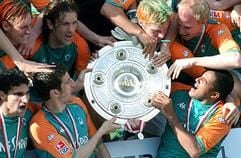 Mit der Meisterschale jubeln die Spieler vom SV Werder Bremen am Samstag (15.05.2004) im Bremer Weser Stadion. (Foto: dpa)