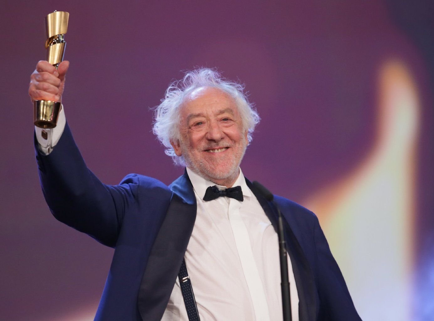 Dieter Hallervorden ("Sein letztes Rennen") freut sich bei der Verleihung des 64. Deutschen Filmpreises "Lola" 2014 in Berlin über seine Auszeichnung als "Bester Schauspieler".