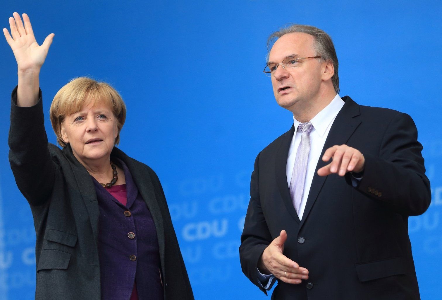 Angela Merkel (CDU, l.) und Sachsen-Anhalts Ministerpräsident Reiner Haseloff (CDU) in Magdeburg.