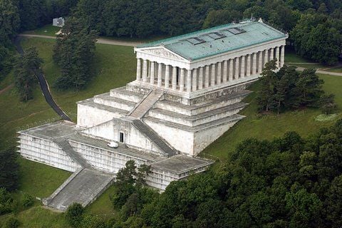 Die Ruhmeshalle «Walhalla», in welcher bedeutende Deutsche mit Marmorbüsten und Gedenktafeln geehrt werden. (FOTO: DPA)