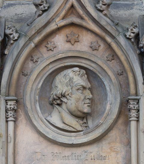 Dieser Gedenkstein für den deutschen Reformator Martin Luther (1483-1546) befindet sich an der Marktkirche «Unser Lieben Frauen» in Halle. (FOTO: DPA)