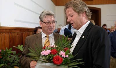 Robert Hartmann (SPD) gratuliert Wahlsieger Peter Kuras.
