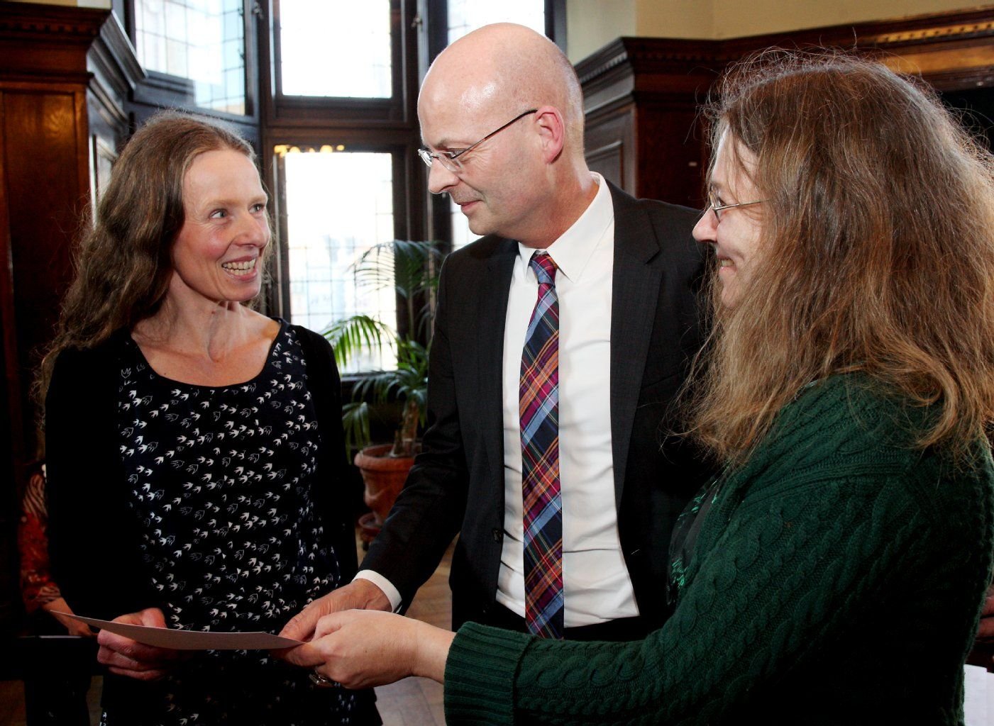 Die hallesche Autorin Juliane Blech (links) hat am Donnerstagnachmittag offiziell das 14. Stadtschreiber-Stipendium im Stadthaus in Halle von Oberbürgermeister Bernd Wiegand (parteilos) und Stadtschreiberin Christine Hoba überreicht bekommen.