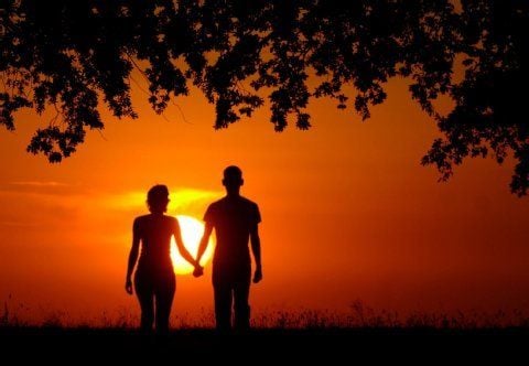 Ein Spaziergang gen Sonnenuntergang: Für langjährige Paare ist es besonders wichtig, sich für gemeinsame Unternehmungen, Gespräche und Sexualität Zeit zu nehmen.