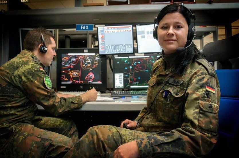 Stefanie Daeges Arbeitsplatz ist die Luftwaffenkampfführungsanlage in Schönewalde, die zum Holzdorfer Einsatzführungsbereich 3 gehört. Hier erstellt sie neben anderem Luftlagebilder.