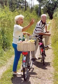 Walken, Schwimmen oder Radfahren: Schon 15 Minuten Bewegung täglich können Krampfadern vorbeugen - vermieden werden sollten allerdings Aktivitäten wie Joggen oder Ballsportarten, die die Venen zusätzlich belasten können. (Foto: dpa)