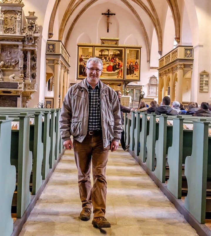 Küster Wolf-Dieter Schnerpel hat gut zu tun in Wittenbergs Stadtkirche und kann Unterstützung gut gebrauchen.