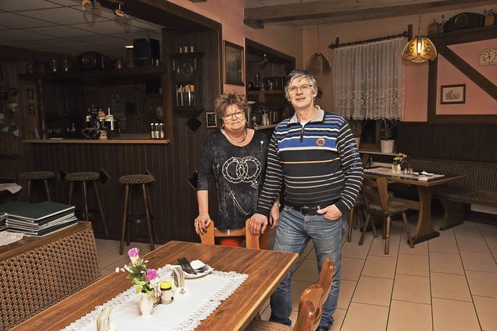 Rita und Rudi Nelkenbrecher betreiben die Gaststätte „Tolle Knolle“ in Kretzschau. Sie wollen in einem Jahr aufhören.