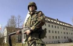 Ein US-Soldat patrouilliert vor einem Wohnblock für US-Angehörige vor den Leighton Barracks in Würzburg. Seit dem 48-Stunden-Ultimatum von US-Präsident George W. Bush wurde in Würzburg für die Angehörigen der US-Army die Alarmstufe erhöht. (Foto: dpa)
