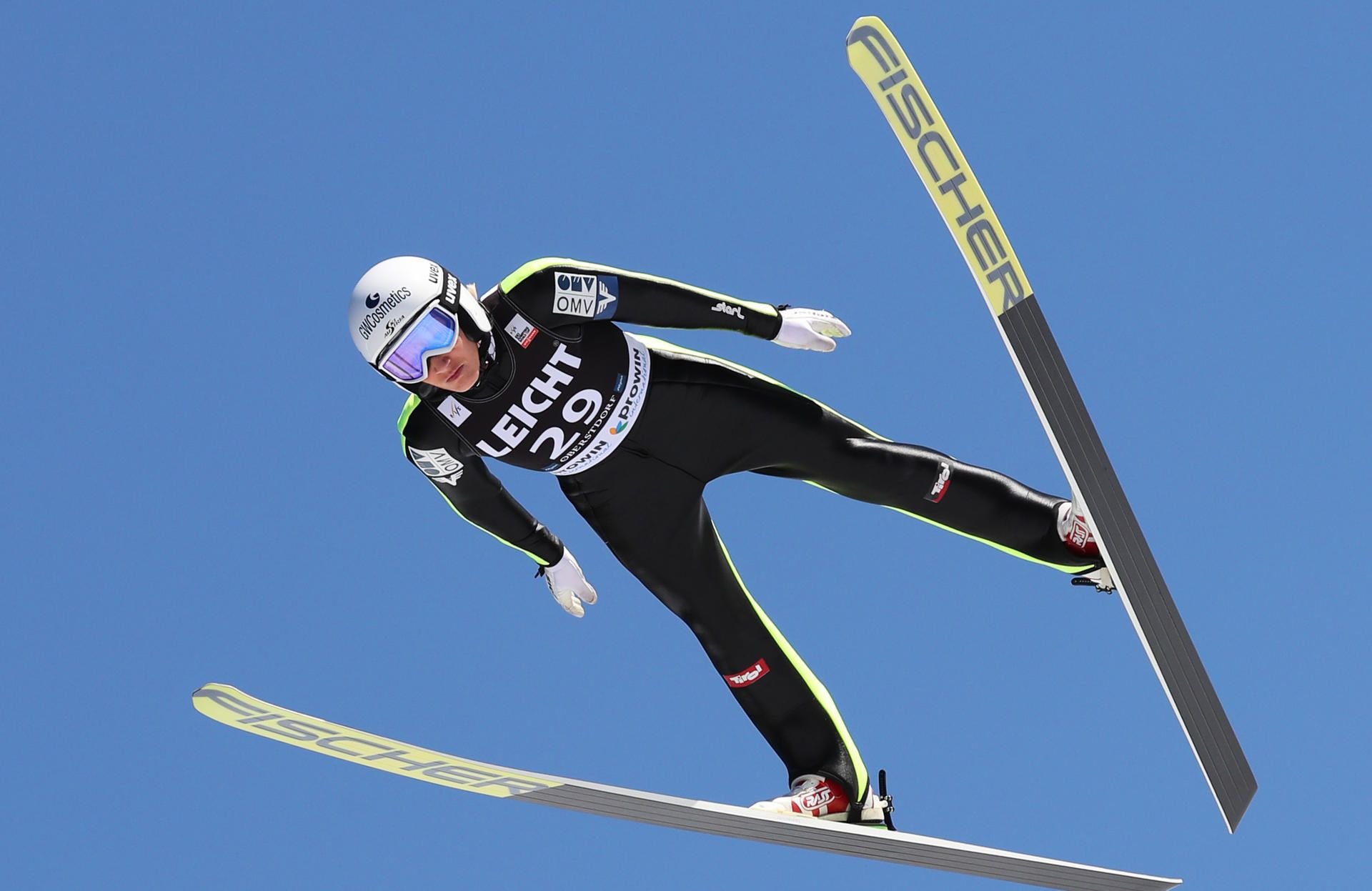 Daniela Iraschko-Stolz aus Österreich bei einem Sprung.