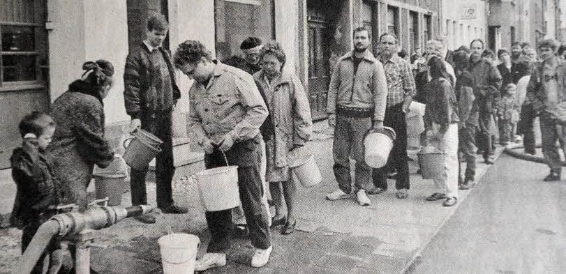 Nach Brauchwasser aus dem Hydranten stehen die Leute in der Neustadt an.
