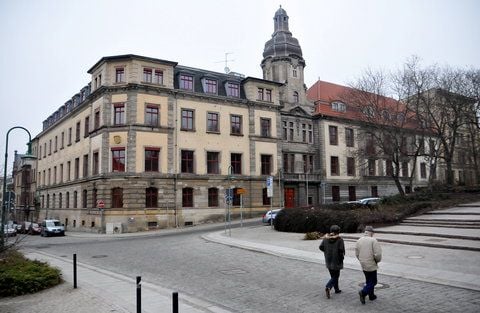 Bis Ende 2012 Sitz des Landgerichtes: Das Verwaltungsgebäude des alten Saalkreises. (FOTO: JAN MÖBIUS)