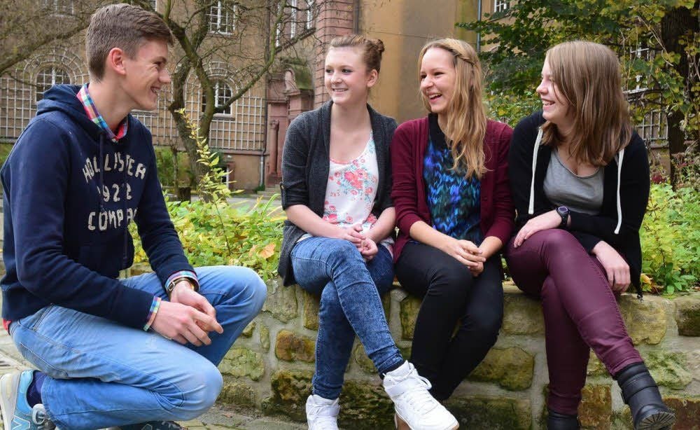 Vor dem Goethegymnasium: Pascal Söhner, Jenny Urban, Luisa Götze und Cindy Sommerfeld.