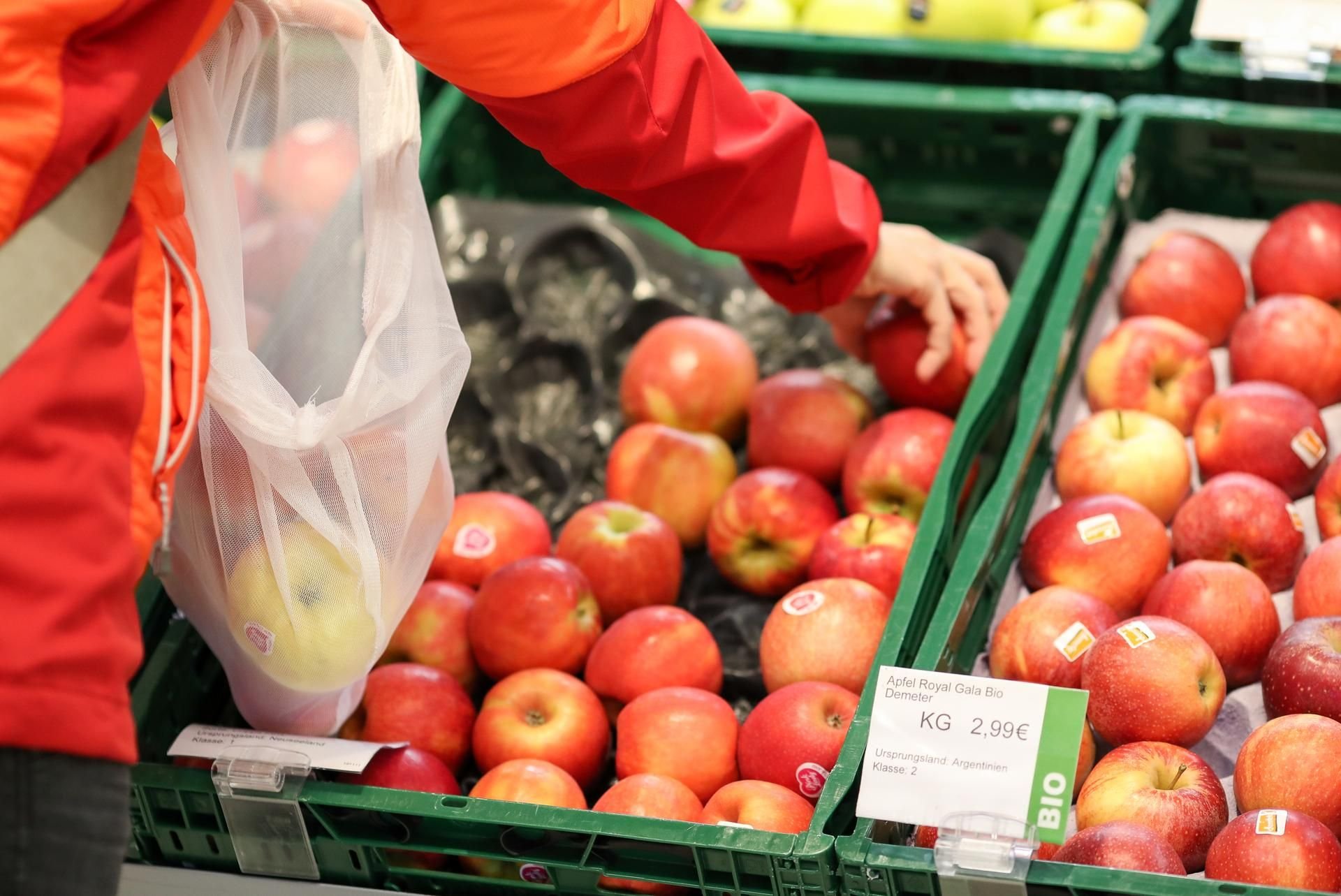 Statt in Einwegbeutel packen Verbraucher Obst und Gemüse immer häufiger in Mehrweg-Netze.