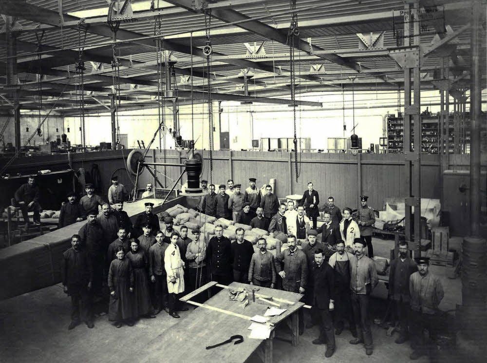 Das Arbeitsteam der Junkers J 1 bei der Abnahme zur Probebelastung des Flugzeuges mit Sandsäcken, Dessau 17. November 1915.