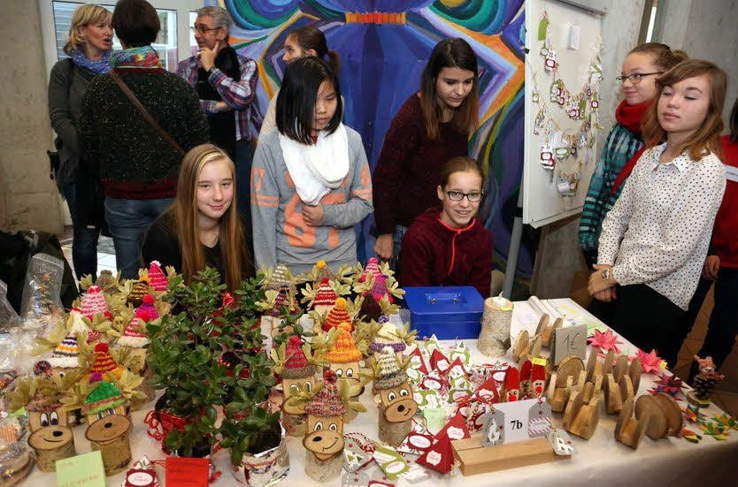 Wie hier die 7 b hatten fast alle Klassen im Forum Stände aufgebaut, an denen sie Geschenke, Waffeln, Süßigkeiten, Herzhaftes und Getränke anboten.