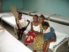 Eine Gruppe von Mädchen reinigt den Schlafsaal ihres Heimes für ehemalige Straßenkinder in Kinshasa. (Foto: dpa)