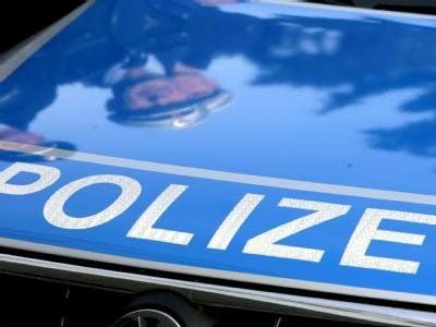 Der Schriftzug der Polizei auf einem Streifenwagen.