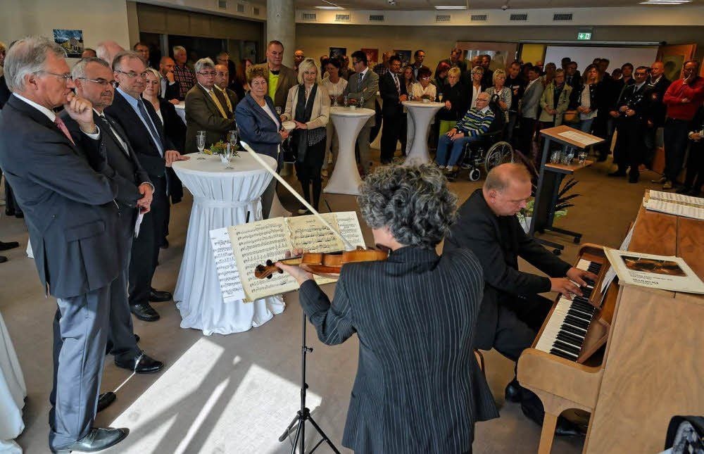Begleitet auf Violine und Piano - die Einweihung mit Ministerpräsident, Oberbürgermeister und Träger.