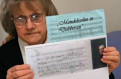 Die pensionierte Musiklehrerin Marianne Strack zeigt in Rostock Kopien der «Doberaner Blasmusik» von Felix Mendelssohn-Bartholdy, die der Musiker 1824 während eines vierwöchigen Aufenthaltes in Bad Doberan schrieb. (FOTO: DPA)