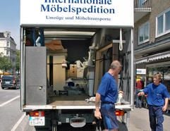 Ein Möbelwagen einer Spedition wird beladen. Immer weniger Menschen wandern aus Sachsen-Anhalt ab. (Foto: dpa)