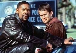 Der altgediente Polizist vom Los Angeles Police Department (LAPD), Alonzo Harris (Denzel Washington, l) unternimmt mit dem Neuling Jake Hoyt (Ethan Hawke) eine Einweisungstour (Szenenfoto). Harris tut seit 13 Jahren Dienst beim Drogendezernat und ist in der Millionenstadt im wahrsten Sinne über Leichen gegangen. Um zu überleben, hat er sich während seiner Einsätze eine ganz eigene Ethik zurechtgelegt. Als ihm der Neuling Hoyt zur Seite gestellt wird, gibt Harris dem Newcomer 24 Stunden Zeit, sich in dem Knochenjob zu bewähren. Start in deutschen Kinos ist am 6.12.2001.