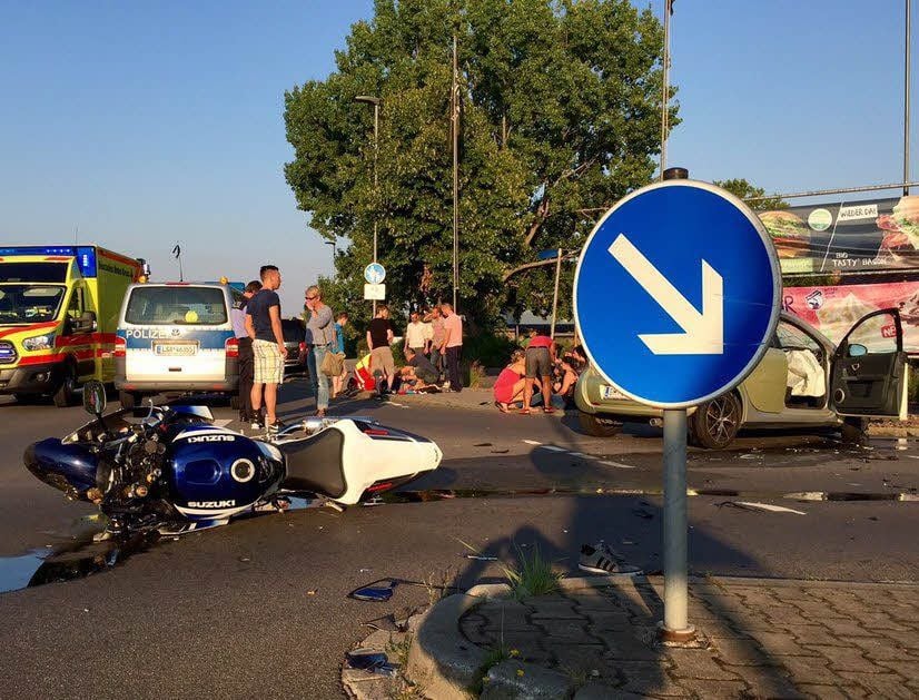 Der Motorradfahrer war am Abzweig zum Merse-Center mit dem Auto kollidiert. Die Pkw-Fahrerin hatte das Krad beim Abbiegen gerammt.