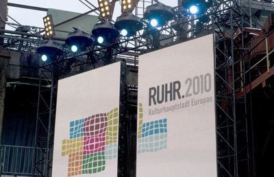 Das Logo von Ruhr.2010 ist am Freitag in Essen während der Generalprobe für die Eröffnungsfeier der Kulturhaupstadt Ruhr.2010 zu sehen. (FOTO: DPA)