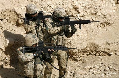 Deutsche Soldaten der schnellen Eingreiftruppe (Quick Reaction Force, QRF). Verteidigungsminister Franz Josef Jung (CDU) hat die Regeln für die Bundeswehrsoldaten in Auslandseinsätzen angesichts gestiegener Gefahren und Anforderungen neu fassen lassen. (FOTO: DPA)