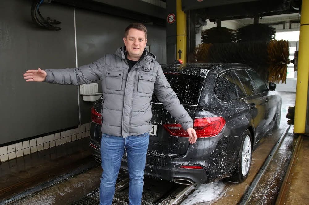 Frank Wedekind bietet für Feuerwehrleute besondere Konditionen an der Waschanlage an.