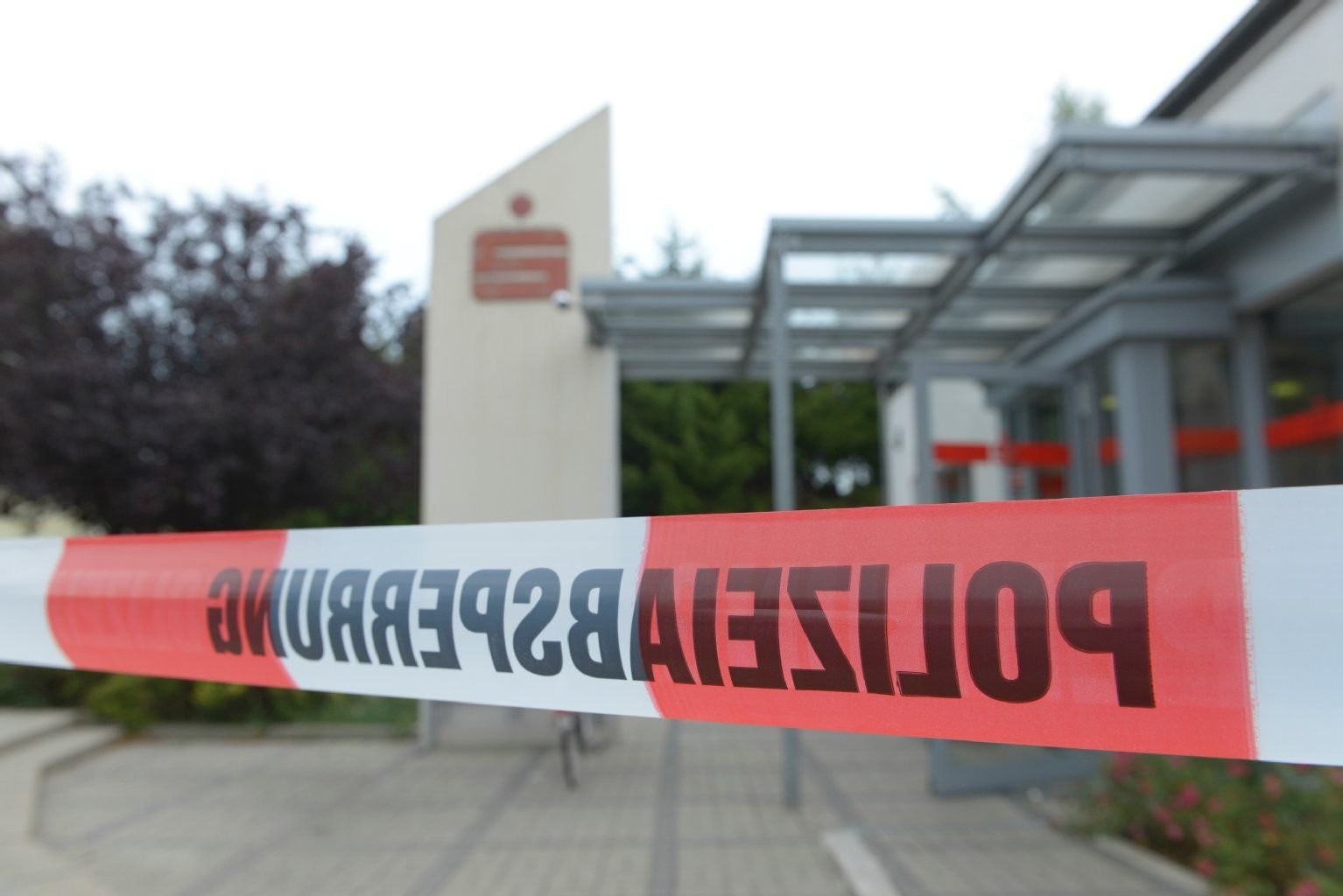 In Görzig versuchte ein bewaffneter Täter eine Sparkassenfiliale zu überfallen.