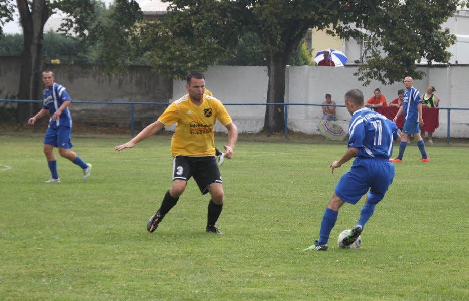 Michal Zawada (r.) belohnte sich in Wulfen mit einem Tor.