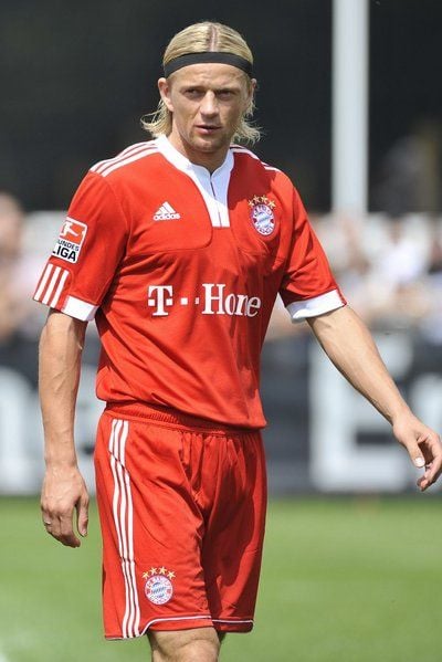Der ukrainische Nationalspieler Anatoli Timoschtschuk vom FC Bayern München aufgenommen beim Trainingsauftakt des Fußball-Bundesligisten in München (Archivfoto vom 01.07.2009). Knapp sechs Wochen vor Ende der ersten Transferperiode steuern die Erstligaclubs bei ihrer Einkaufstour für die neue Spielzeit auf Rekordkurs. Bislang haben die Vereine 149,25 Millionen für 147 neue Spieler ausgegeben. (FOTO: DPA)