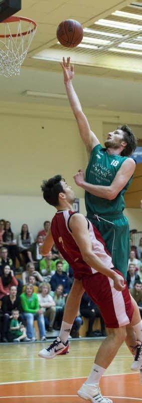 Der 1,98-Meter-Mann Jörg Soyk vom USV (r.) beim Korbwurf gegen HSC-Spieler Cornell Kairies