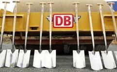 Spaten lehnen an einer Baumaschine in der Nähe von Bischleben bei Erfurt (Foto vom 11.09.02). Der ICE durch den Thüringer Wald wird nach Wortenvon Bundeskanzler Gerhard Schröder (SPD) nicht gestoppt. (Foto: ddp)