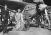 Der amerikanische Pilot Charles Lindbergh (l.) steht im Mai 1927 nach seiner Rückkehr aus Frankreich vor seinem Flugzeug «Spirit of St. Louis». (Foto: dpa)