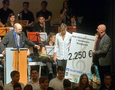 Jens Schwarz (l.) übergab eine Spende für Chor und Band.