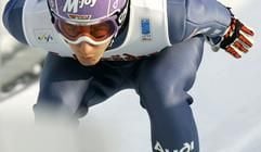 Martin Schmitt kurz vor dem Absprung am Schanzentisch. Der viermalige Weltmeister räumte ein, dass es wegen der nassen und klebrigen Anlaufspur zu Gefahren hätte kommen können. (Archivfoto: dpa)