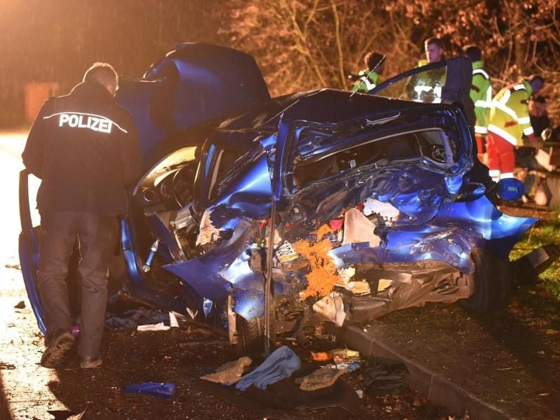 Das Wrack des Tatfahrzeugs: Auf der Flucht vor der Autobahnpolizei hat ein 18-Jähriger eine Frau totgefahren und deren Sohn schwer verletzt. Foto: Jürgen Mahnke