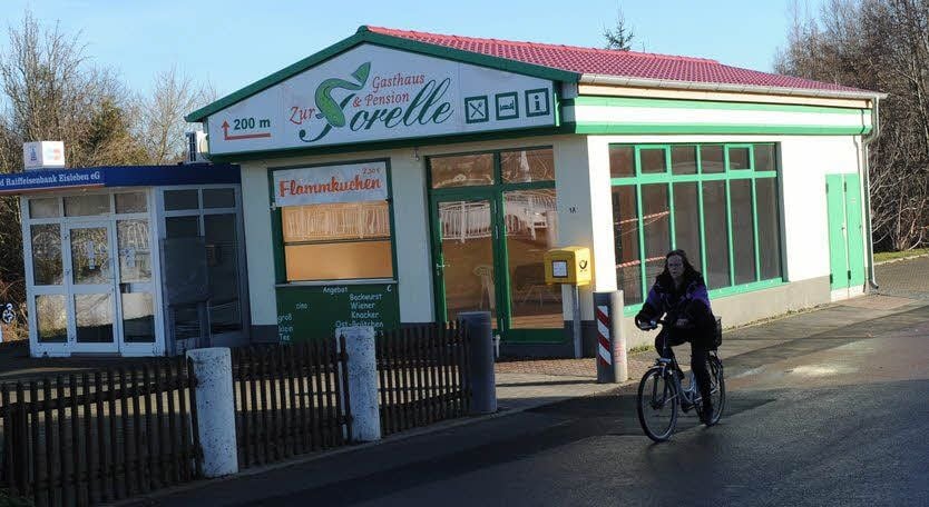 Die Werbung täuscht: Der Kiosk ist in andere Hände gegangen.
