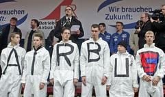 Der deutsche Airbuschef Gerhard Puttfarcken spricht am Mittwoch (27.10.2004) zu den Beschäftigten des Airbuswerkes in Hamburg-Finkenwerder. Im benachbarten Neuenfelde blockieren verkaufsunwillige Grundstückseigentümer die geplante Verlängerung der Startbahn um 589 Meter. (Foto: dpa)