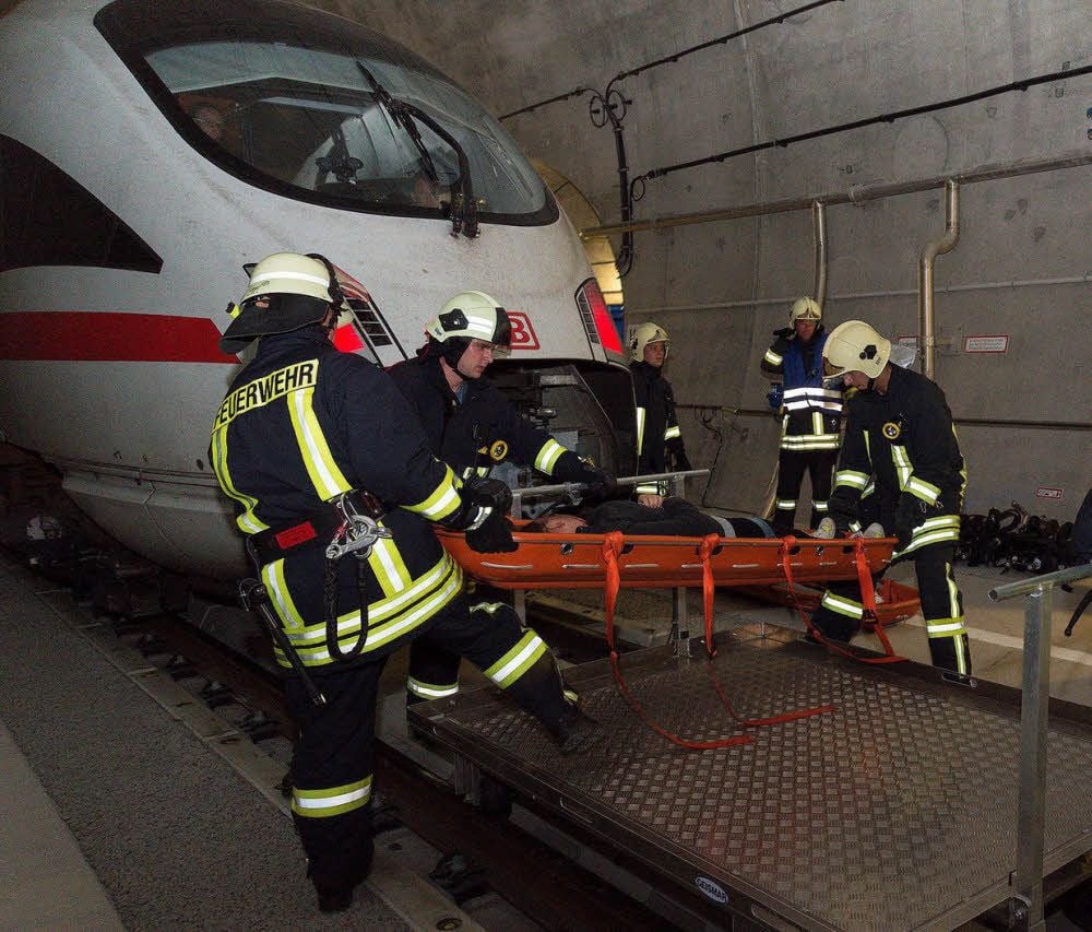 Immer wieder trainiert die Feuerwehr die Rettung nach einem ICE-Unglück im Tunnel.