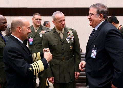 NATO-Oberbefehlshaber Admiral James Stavridis (l.) im Gespräch mit dem afghanischen Verteidigungsminister Abdul Rahim Wardak (r.) und US-General John Allen im Gespräch. (Foto: REUTERS/Win McNamee/Pool)