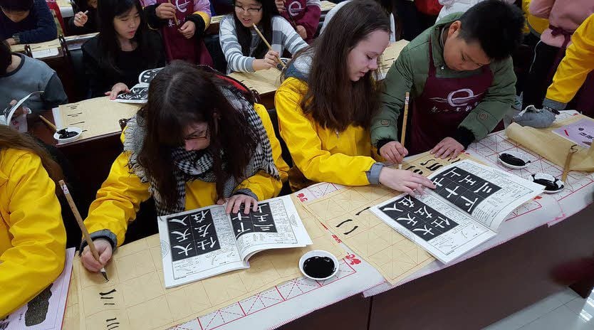 Jasmin Fritzsche übt Schriftzeichen.