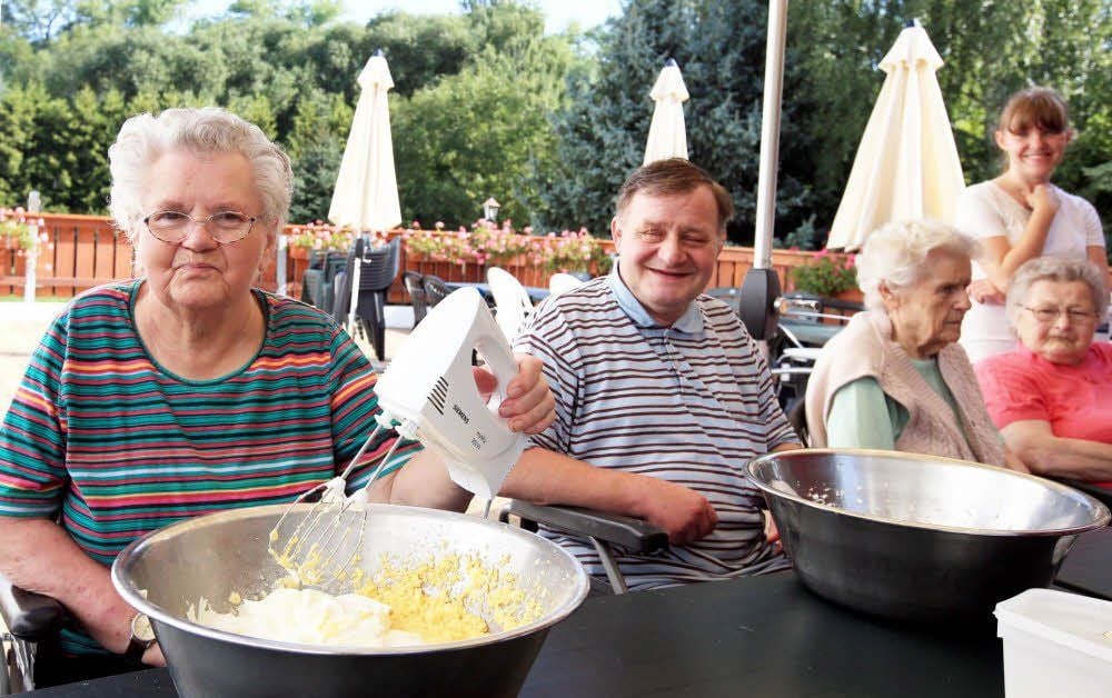Eva Kriebitzsch zog gleich am zweiten Tag der Eröffnung im Seniorenlandheim Kretzschau ein. Das war vor 20 Jahren. Die 77-Jährige mag besonders die gemeinsame Beschäftigung wie das Kuchenbacken.
