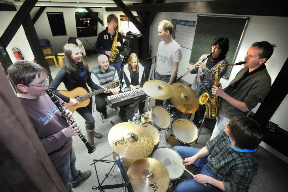 Illidar Schubarow, Paulina Eichhoff, Antje Kuhne, Jonas Lebeda, Ricardo Strauß, Christian Teuchler, Torsten Walther, Jonas Bartsch und Sophie Junge gehören zur Jazz-Band der Musikschule Bitterfeld.